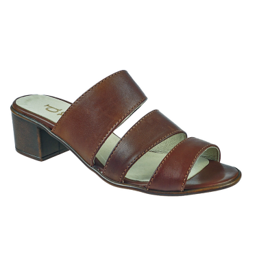 BRĄZOWE SKÓRZANE KLAPKI NA OBCASIE DOLCE PIETRO