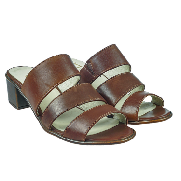 BRĄZOWE SKÓRZANE KLAPKI NA OBCASIE DOLCE PIETRO