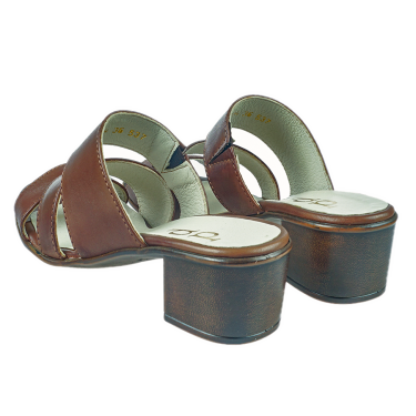 BRĄZOWE SKÓRZANE KLAPKI NA OBCASIE DOLCE PIETRO