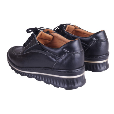 Półbuty damskie skórzane marki Wielbut, model 022 w kolorze czarnym.