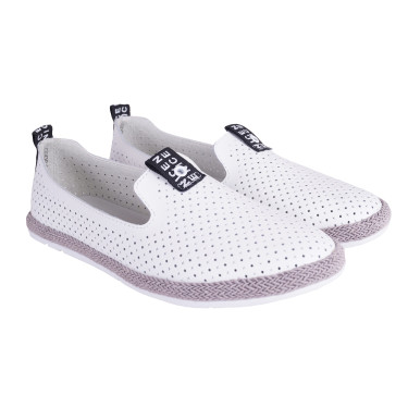 Ażurowe półbuty damskie skórzane Filippo DP081/21 w kolorze białym.