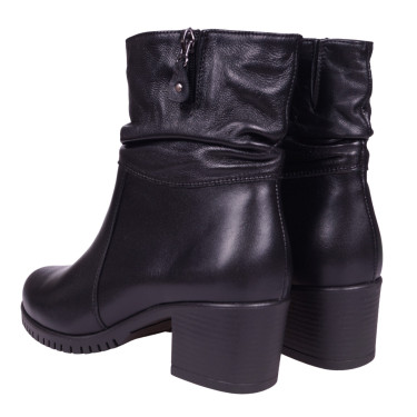 Botki damskie skórzane na obcasie marki J&T 746 czarne